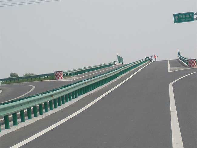 西藏高速公路护栏的材质与规格