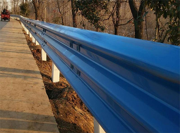西藏公路波形护栏板的优点